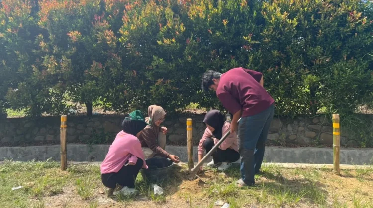 Peduli Keselamatan Berkendara, Mahasiswa KKN Unimal Pasang Reflektor di Jalan Gam