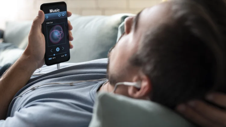 Bahaya Menggunakan Earphone saat Tidur Risiko Gangguan Pendengaran