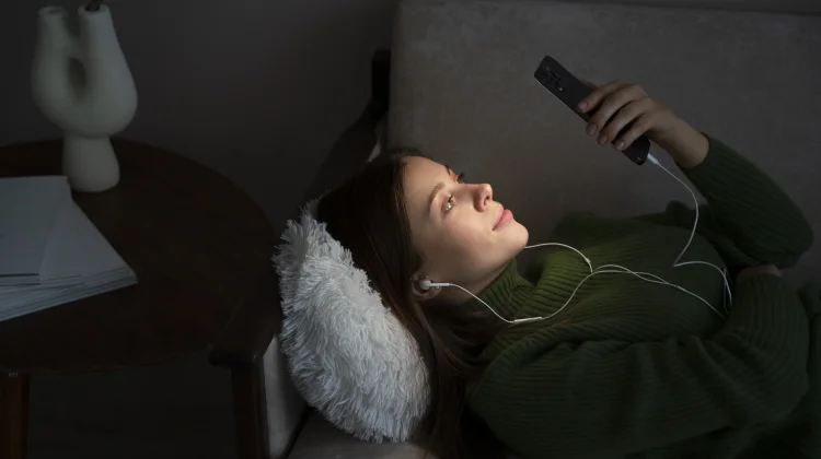Bahaya Cahaya Layar Handphone di Ruang Gelap, Bisa Mengganggu Kualitas Tidur