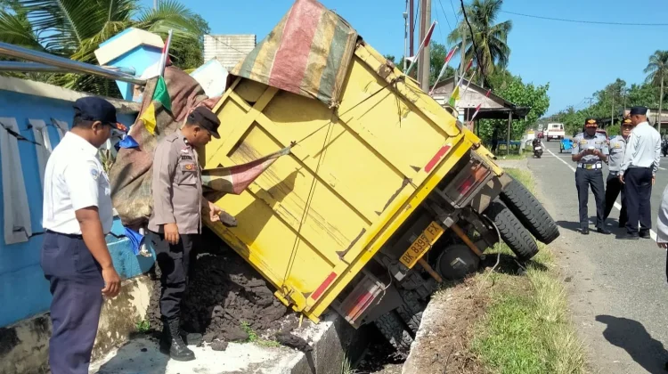 Polisi Tangani Kecelakaan Tunggal Mobil Pengangkut Batu Bara