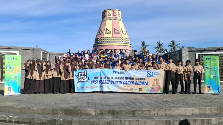 Pelajar Belajar Peduli Lingkungan Lewat aksi bersih-bersih Bersama RRI Meulaboh
