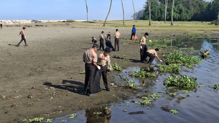 MTsS Harapan Bangsa Ikut Aksi Bersih Cagar Budaya Bersama RRI Meulaboh