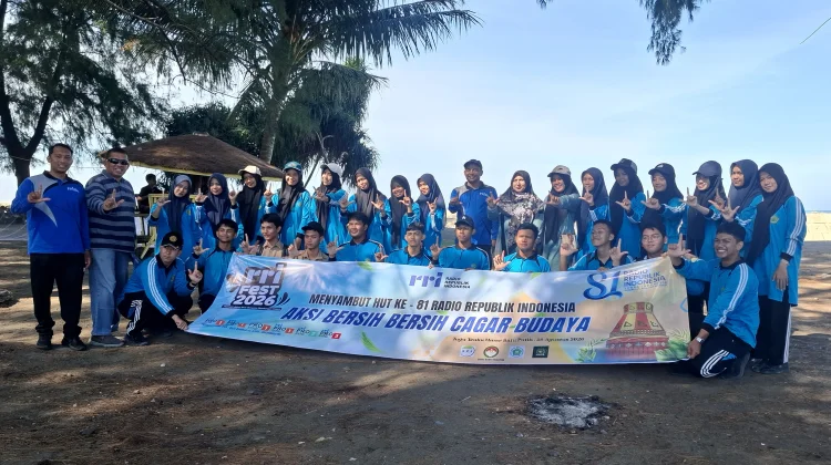 MAN 1 Aceh Barat Tanamkan Peduli Lingkungan Lewat Aksi Bersih Bersama RRI Meulaboh