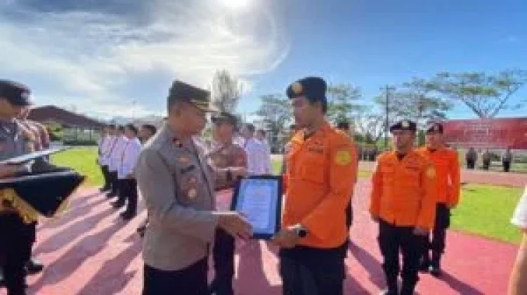 Polres Simeulue Berikan Penghargaan Tim Pengibaran Bendera di Dasar Laut