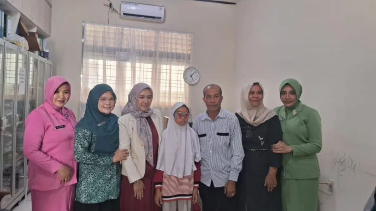 Pemeriksaan Mata Gratis Warnai Bakti Sosial TP-PKK Johan Pahlawan di SLBN Meulaboh