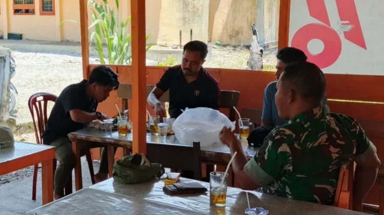 Babinsa Manggeng Kodim Abdya Sosialisasi Karhutla pada Masyarakat di Warung Kopi