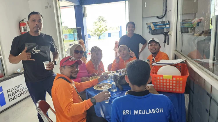 Keluarga Besar RRI Makan Siang Bersama usai Lomba HUT ke-81 RRI Meulaboh