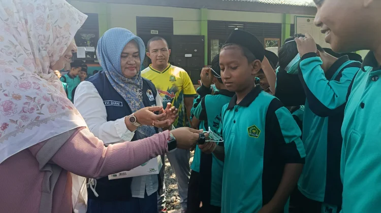 Dinkes Bagikan Masker ke Pelajar di Samatiga, Antisipasi Dampak Asap Karhutla