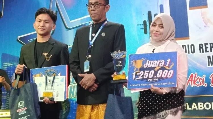 Kepala RRI Meulaboh Serahkan Penghargaan Juara Bintang Radio di ajang RRI Fest