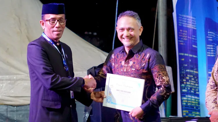 Kadis PUPR Aceh Barat Terima Penghargaan Kemitraan dari RRI Meulaboh