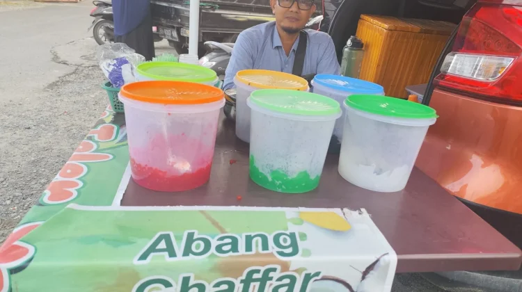 Melepas Dahaga Dengan Kesegaran Es Teler Pak Gafur