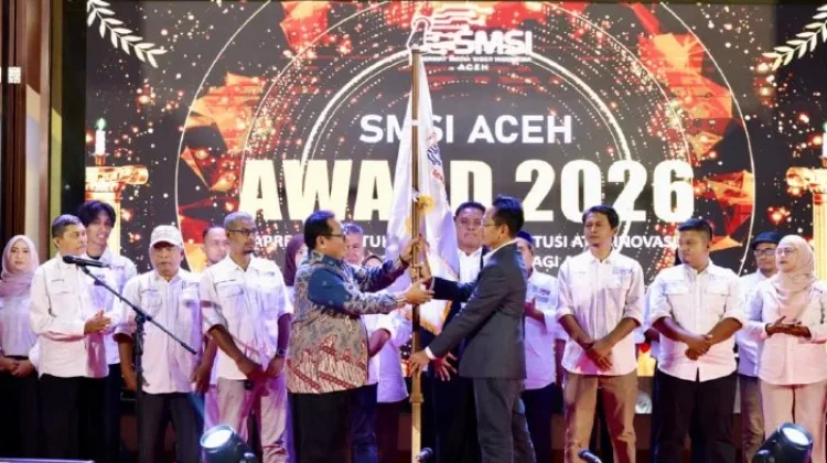 Wagub Aceh Terima Penghargaan sebagai Tokoh Penguat Ekonomi Syariah Aceh