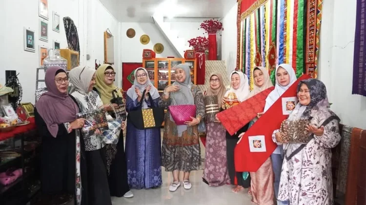 Ketua Dekranasda Simeulue Ajak Warga Cintai Produk Lokal