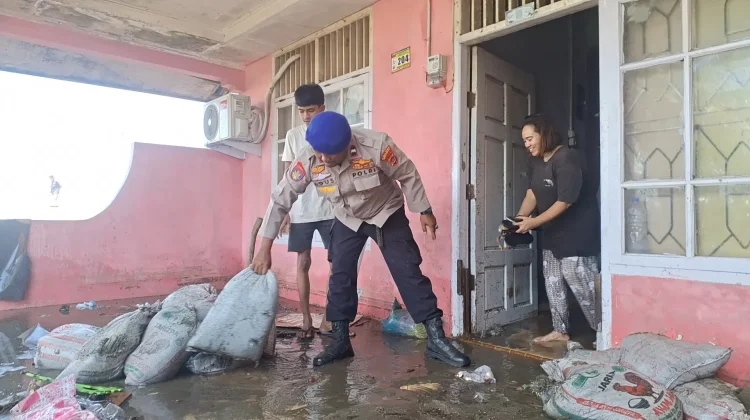 Gelombang Pasang Terjang Pesisir, Sapol Airud Polres Aceh Barat Siaga di Lokasi