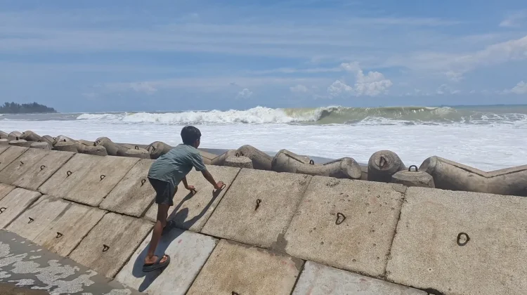 Gelombang Lewati Tanggul, Rumah Warga Pesisir Aceh Barat Terendam