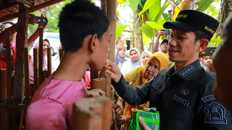Bupati Aceh Barat Jenguk Akbar yang di Kurung Dalam Gubuk Pelepah Rumbia