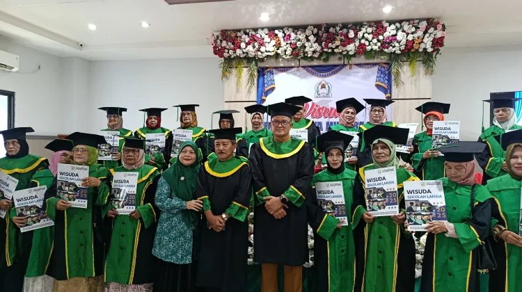 Sekolah Lansia Mutiara Senja Wisuda 22 Peserta