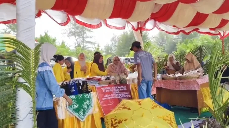 PPK Ormawa HIMAK3 FIK UTU Kenalkan Nugget Ikan Rucah di Festival Nipah