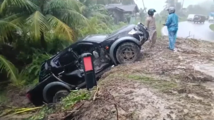 Mobil Double Cabin Terseret Tanah Longsor Nyaris Masuk Jurang