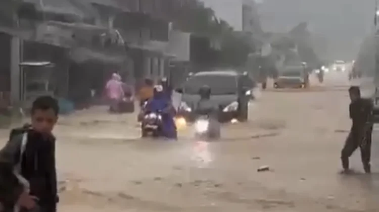 Hujan Deras Mengguyur, Jalan Lintas Desa Air Berudang Tapaktuan Terendam Banjir