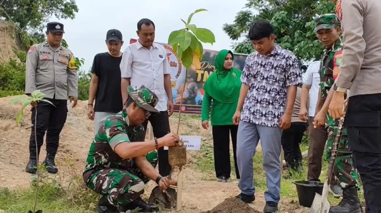 Sambut HUT ke-81 TNI, Kodim 0107/Asel Bersama Warga Lakukan Aksi Penghijauan