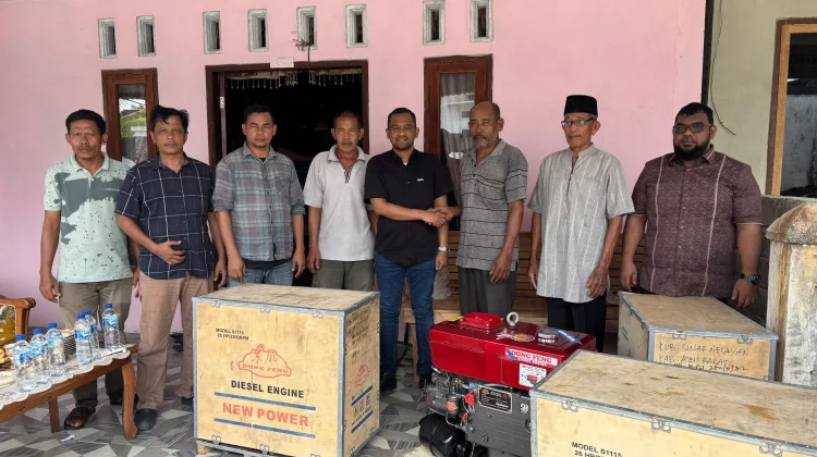 Jamal, Anggota DPR-RI Salurkan Bantuan Mesin Kapal untuk Nelayan Aceh Barat