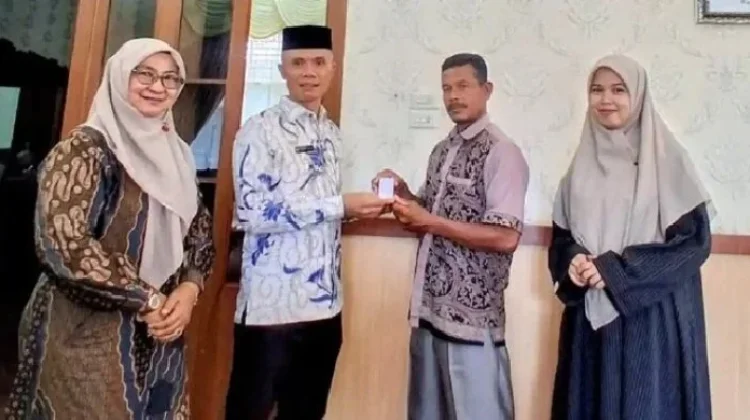 Pemkab Abdya Anugrahkan Bungong Jaroe Emas untuk Ahli Waris Teungku Peukan