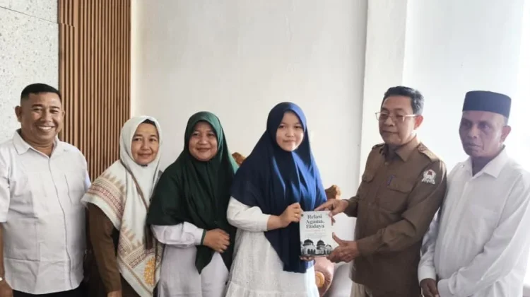 Guru Bahasa Arab MTs HBS Meulaboh Serahkan Book Chapter ke Perpustakaan Aceh Barat