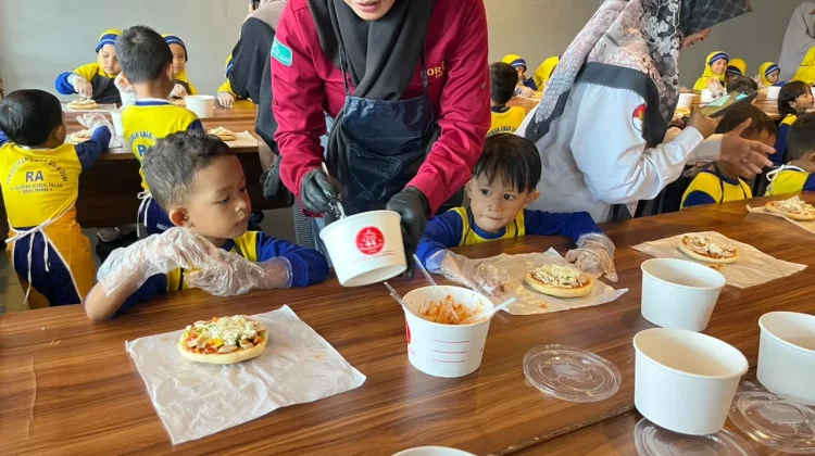 Mengenalkan Keterampilan Memasak sejak Dini Melalui Kegiatan Membuat Pizza