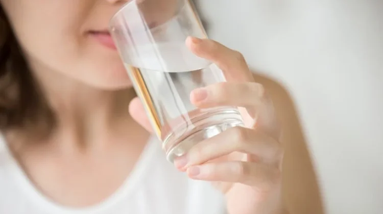 Minum Air Putih Cukup Jaga Tubuh Tetap Terhidrasi
