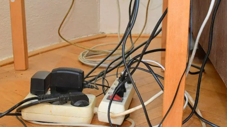 Merapikan Kabel Perangkat Bantu Meja Terlihat Bersih