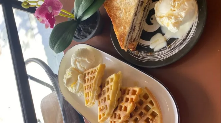Wafel dan Roti Panggang Es Krim, Camilan Manis untuk Kumpul Keluarga
