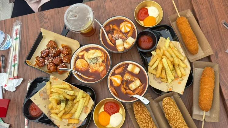Tteokbokki hingga Corn Dog, Jajanan Korea yang Bikin Gen Z Penasaran