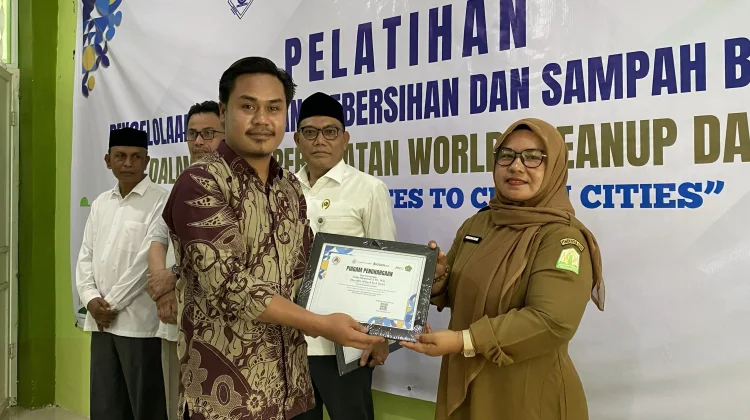 SMAN Woyla Barat Olah Sampah Plastik Menjadi Ekobrik dan Taman Literasi