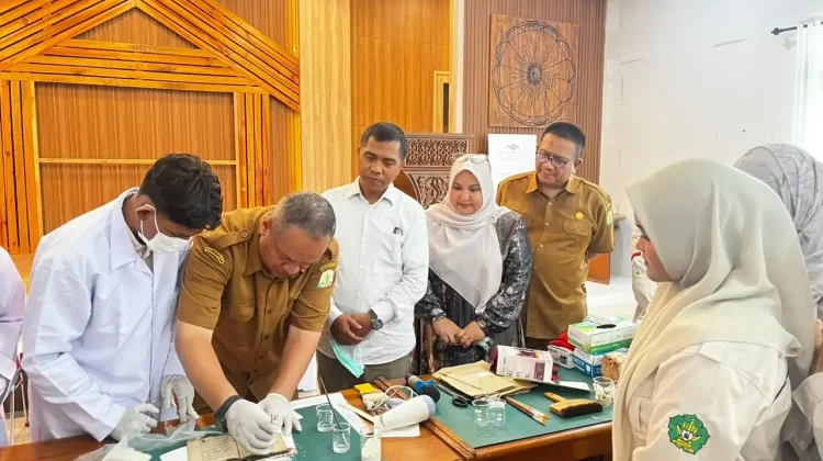 Mahasiswa Ilmu Perpustakaan UIN Ar-Raniry Praktik Restorasi Naskah di Museum Aceh