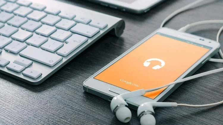 Sering Pakai Earphone, Waspadai Risiko Gangguan Pendengaran