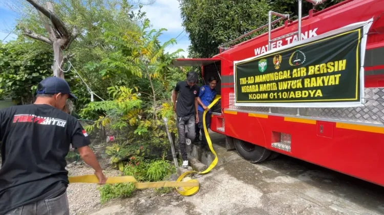 Kodim 0110 Abdya Distribusikan Air Bersih ke Masyarakat