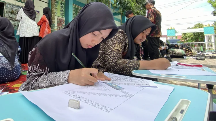 Meriahkan Hari Batik Nasional, MTs HBS Gelar Fashion Show dan Lomba Mewarnai Batik