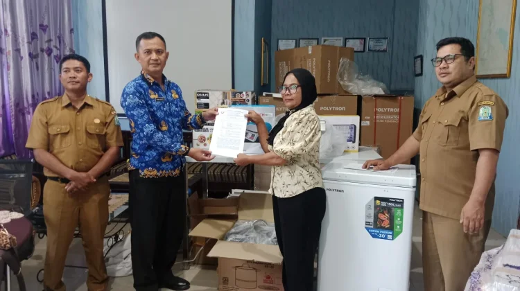DPR Bantu Alat Pengolah Ikan kepada Kelompok Masyarakat Simeulue