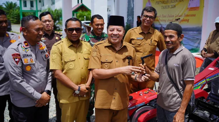 Bupati Nagan Raya Salurkan Alsintan untuk Petani Terdampak Bencana Beutong Ateuh