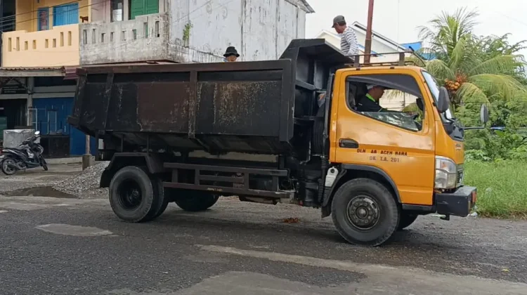DLH Aceh Barat Pasang GPS Kenderaan Mobil Truk Sampah