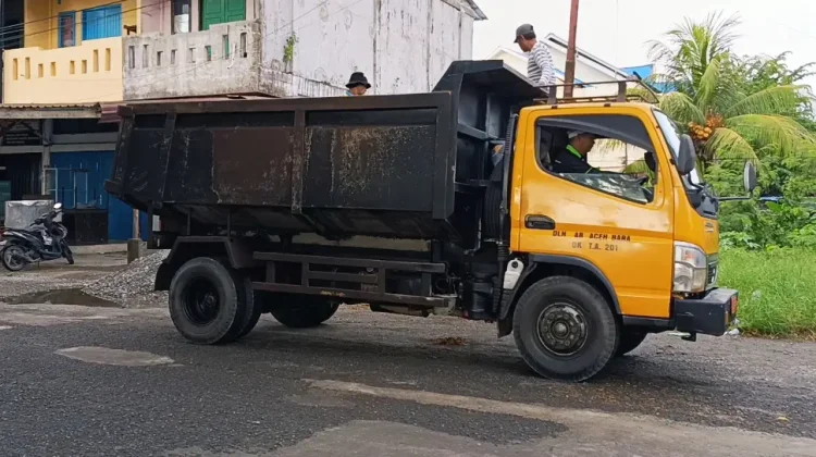 DLH Aceh Barat Pasang GPS Kenderaan Mobil Truk Sampah