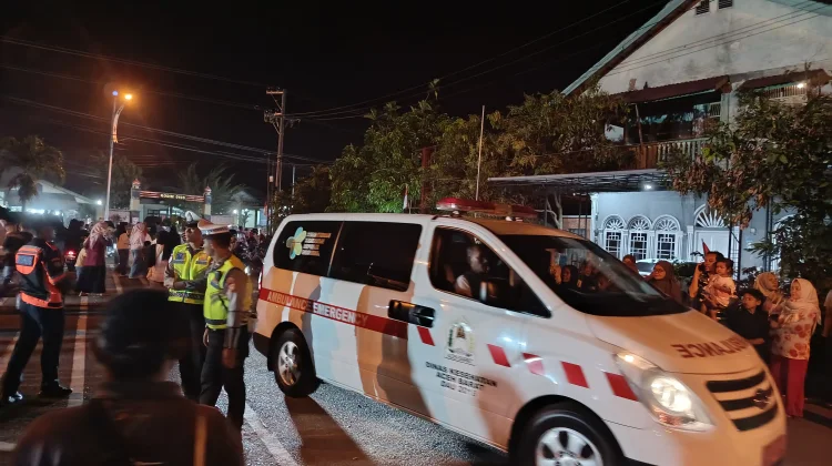 Tim PSC Dinkes Aceh Barat Dampingi Jalannya Peserta Pawai Obor