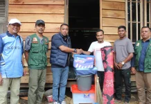 Tinjau Huntara, Wabub Nagan Raya Antarkan Daging Meugang Sambut Puasa