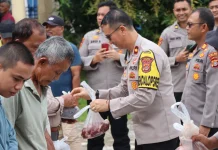 Polres Nagan Raya Bagikan 481 Paket Daging Meugang dan Kurma
