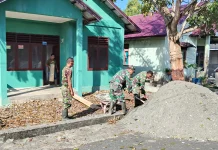 Personel Kodim 0105/Abar Rehap Rumah Warga Kurang Mampu