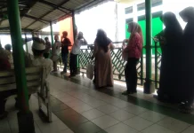 pasien tidak kebagian tempat duduk antrian di RSUD cutyakdin