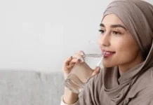 Minum Air Cukup agar Tidak Dehidrasi saat Puasa