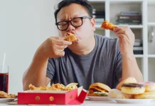 Menghindari Makan Terlalu Cepat saat Berbuka