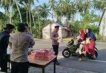 Polsek Arongan Lambalek Berbagi Takjil Ramadan